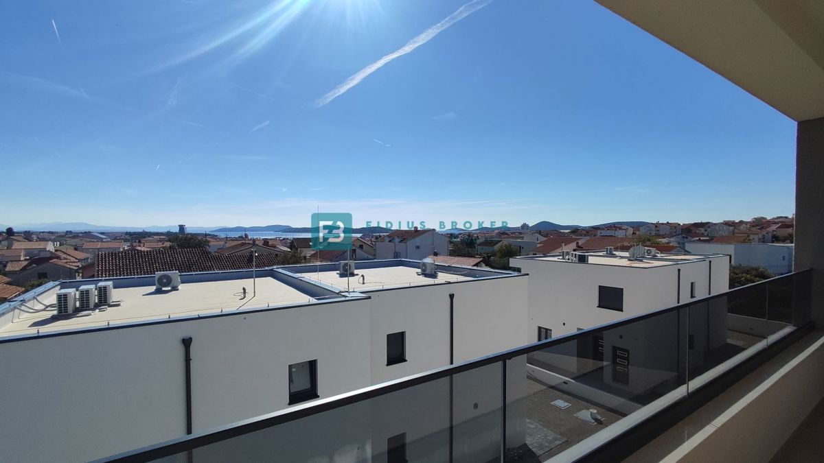 VODICE, novo, 2. nadstropje, dokončano, panoramski pogled na morje, 2 shrambi