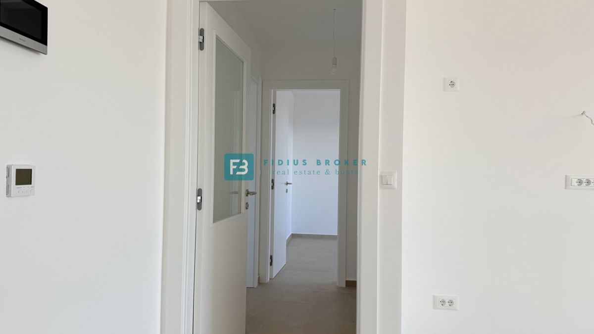 VODICE, novo, 2. nadstropje, dokončano, panoramski pogled na morje, 2 shrambi