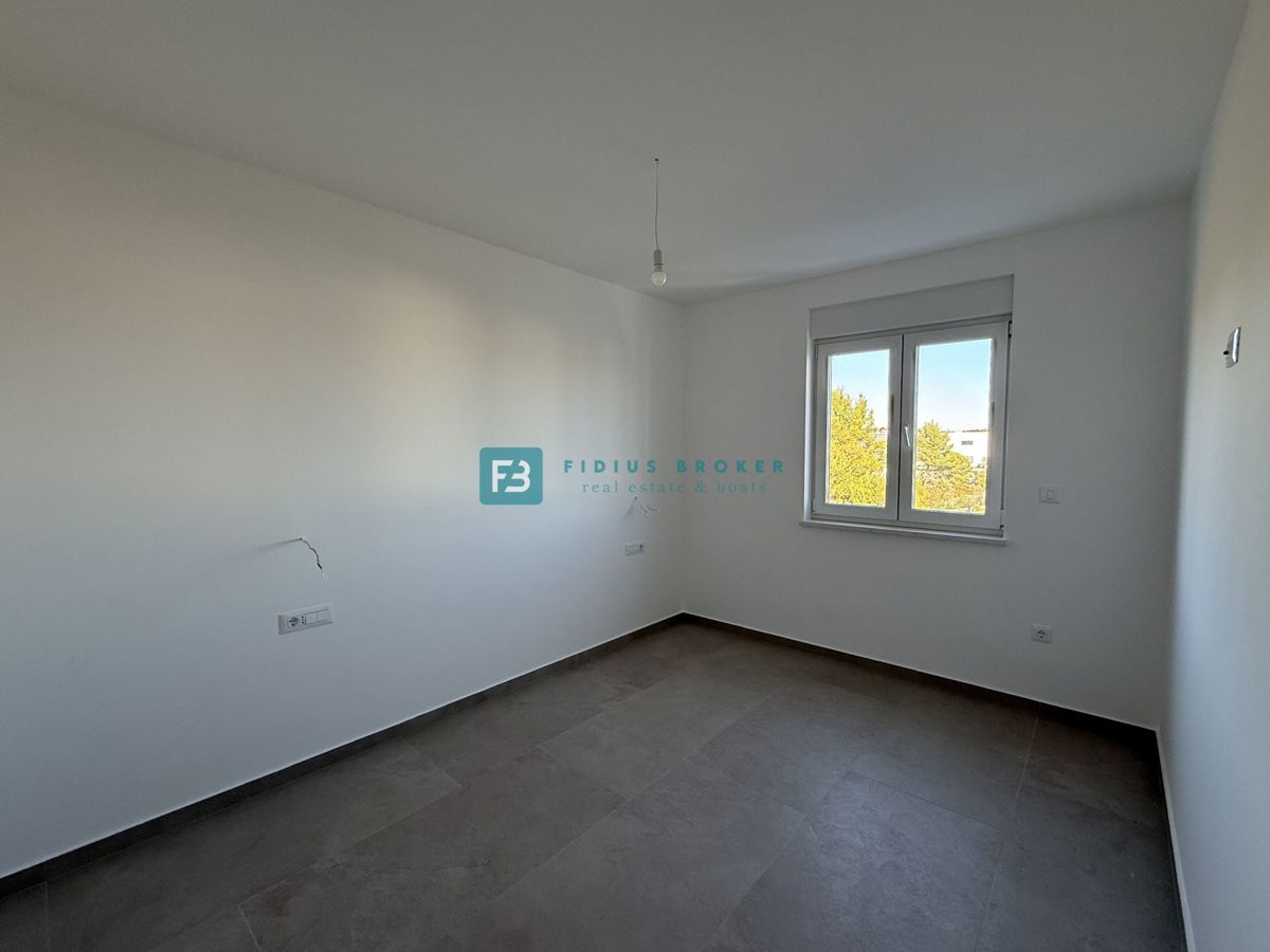 VODICE, novo, 2. nadstropje, dokončano, panoramski pogled na morje, 2 shrambi