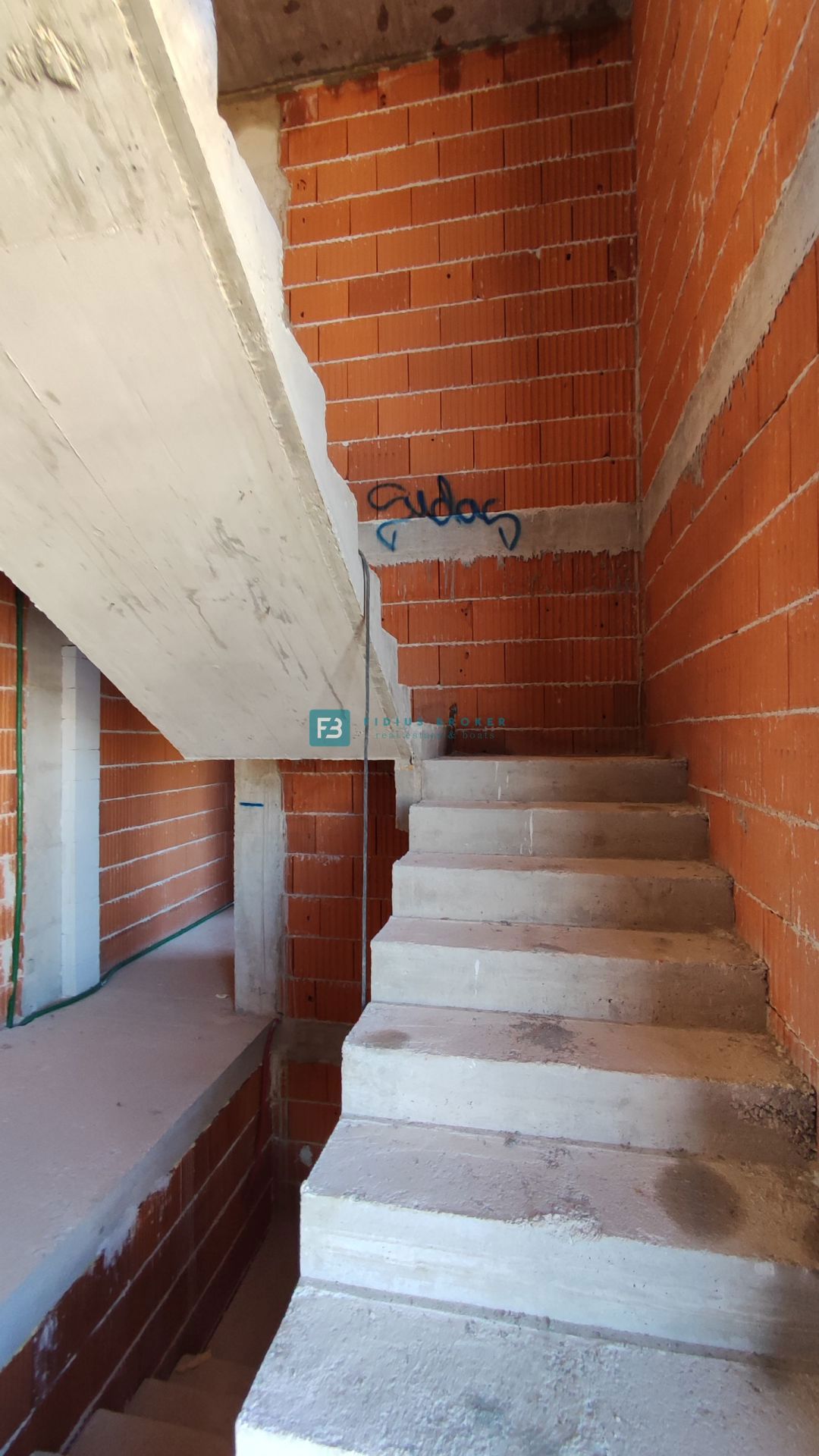 VODICE, novogradnja, 2. nadstropje, pogled na morje, terasa, shramba