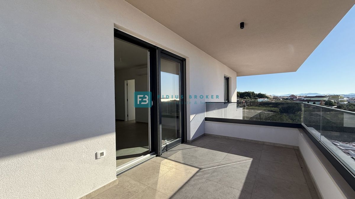 TRIBUNJ, novo, 1. nadstropje, pogled na morje, 500 m do plaže, shramba, 3 spalnice