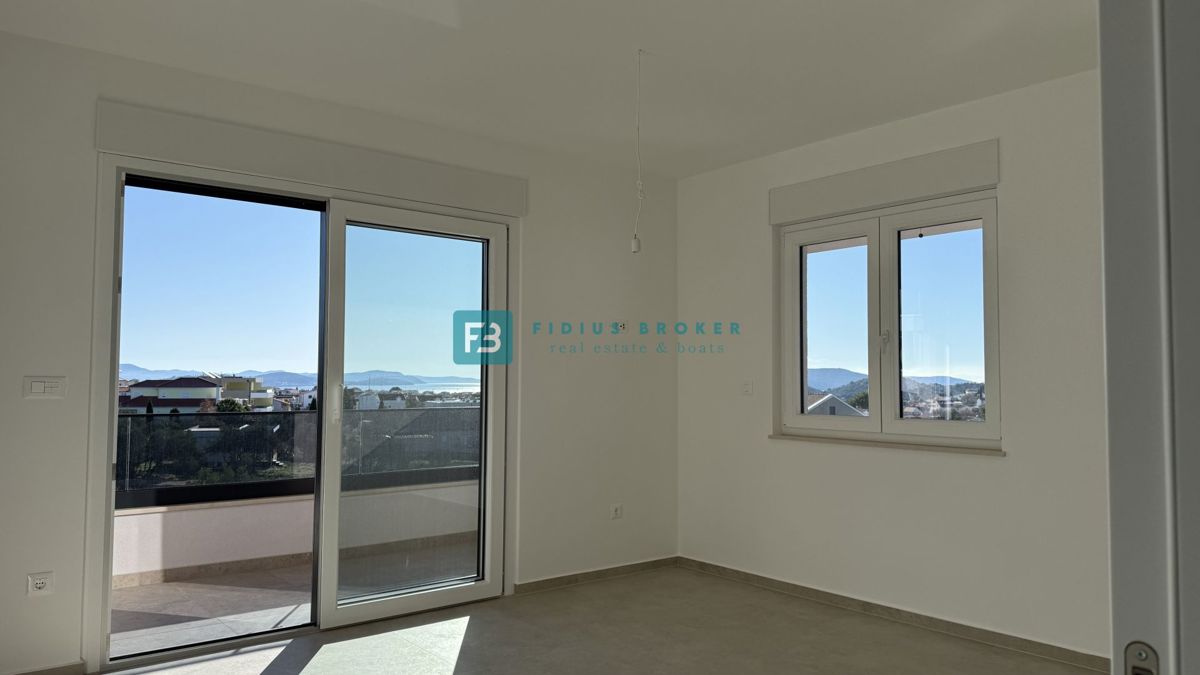 TRIBUNJ, novo, 1. nadstropje, pogled na morje, 500 m do plaže, shramba, 3 spalnice