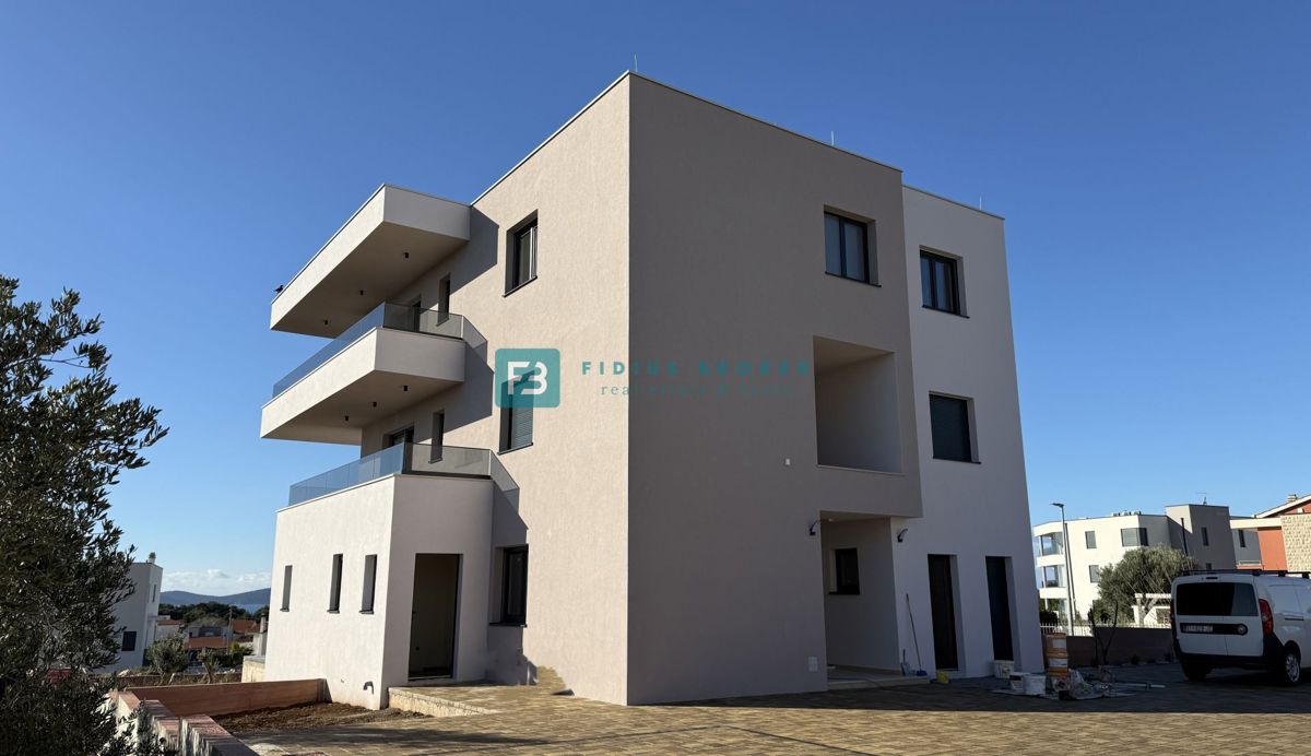 TRIBUNJ, novo, 1. nadstropje, pogled na morje, 500 m do plaže, shramba, 3 spalnice