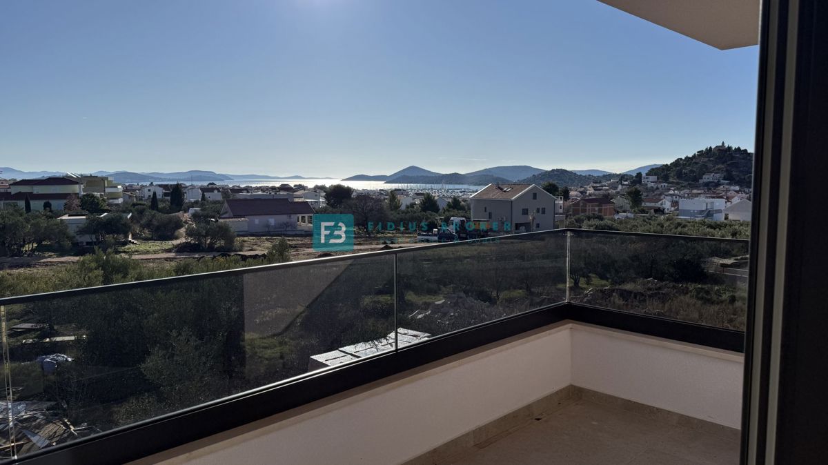 TRIBUNJ, novo, 1. nadstropje, pogled na morje, 500 m do plaže, shramba, 3 spalnice