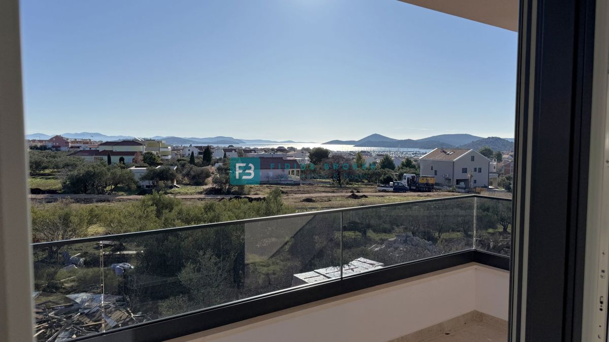 TRIBUNJ, novo, 1. nadstropje, pogled na morje, 500 m do plaže, shramba, 3 spalnice