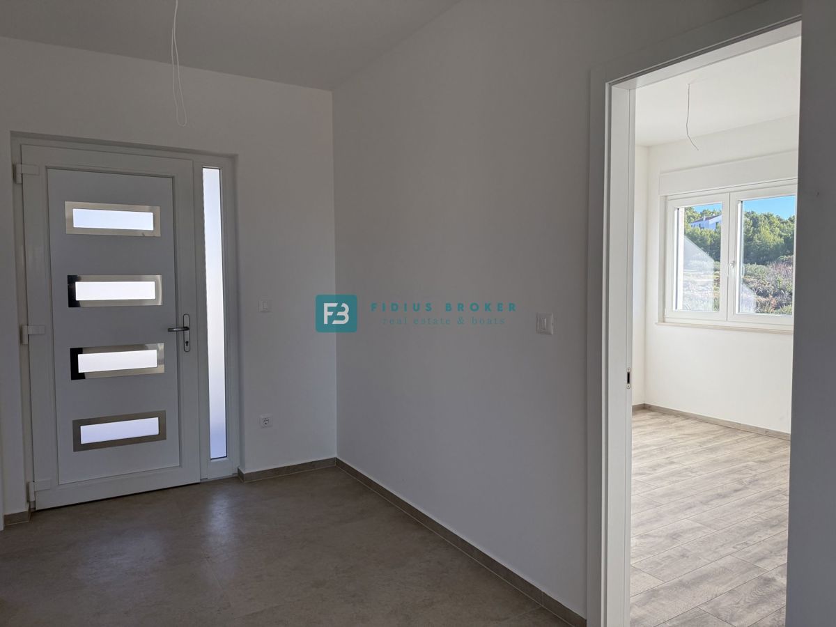 TRIBUNJ, novo, 1. nadstropje, pogled na morje, 500 m do plaže, shramba, 3 spalnice