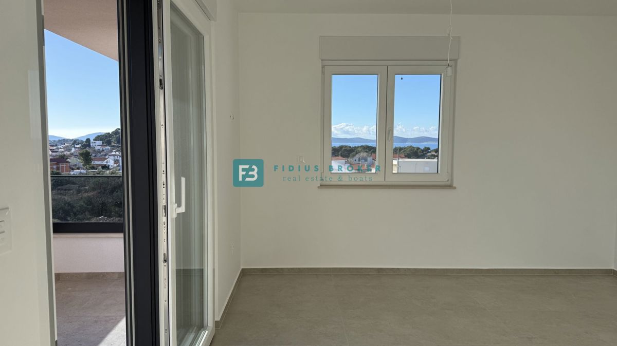 TRIBUNJ, novo, 1. nadstropje, pogled na morje, 500 m do plaže, shramba, 3 spalnice