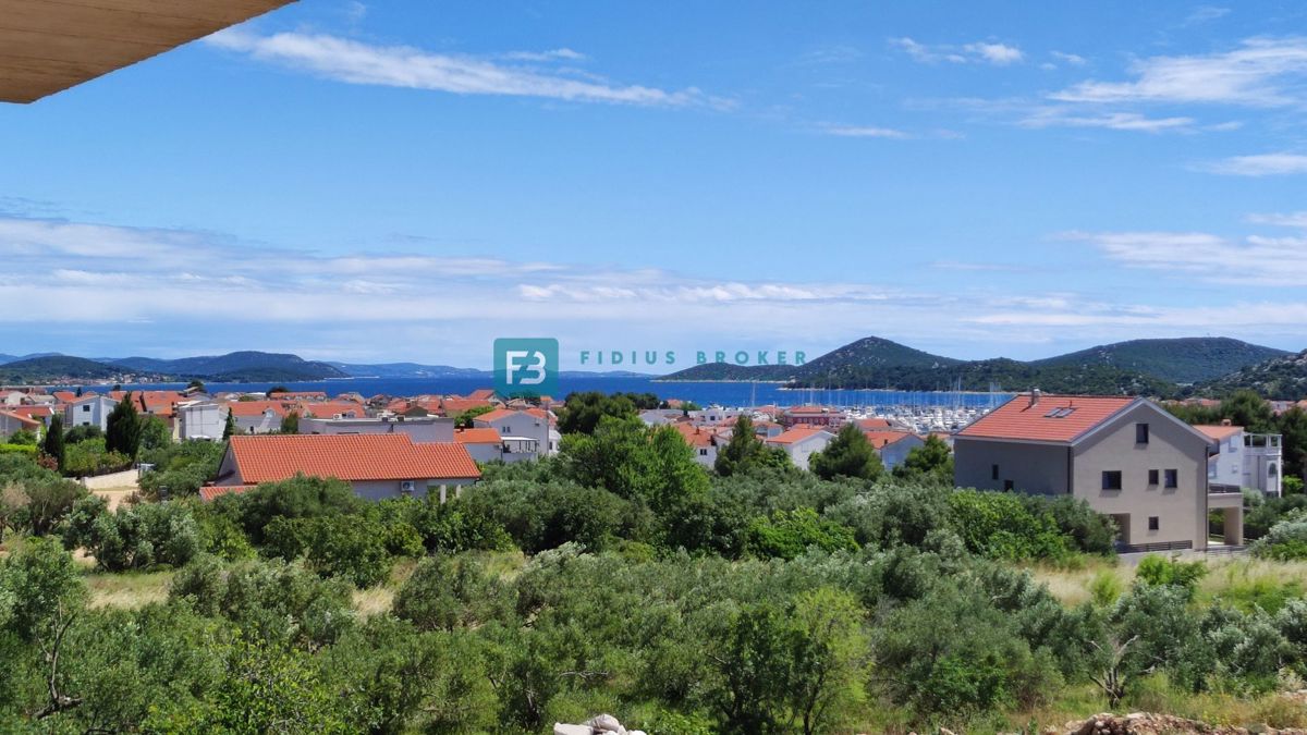 TRIBUNJ, novo, 1. nadstropje, pogled na morje, 500 m do plaže, shramba, 3 spalnice