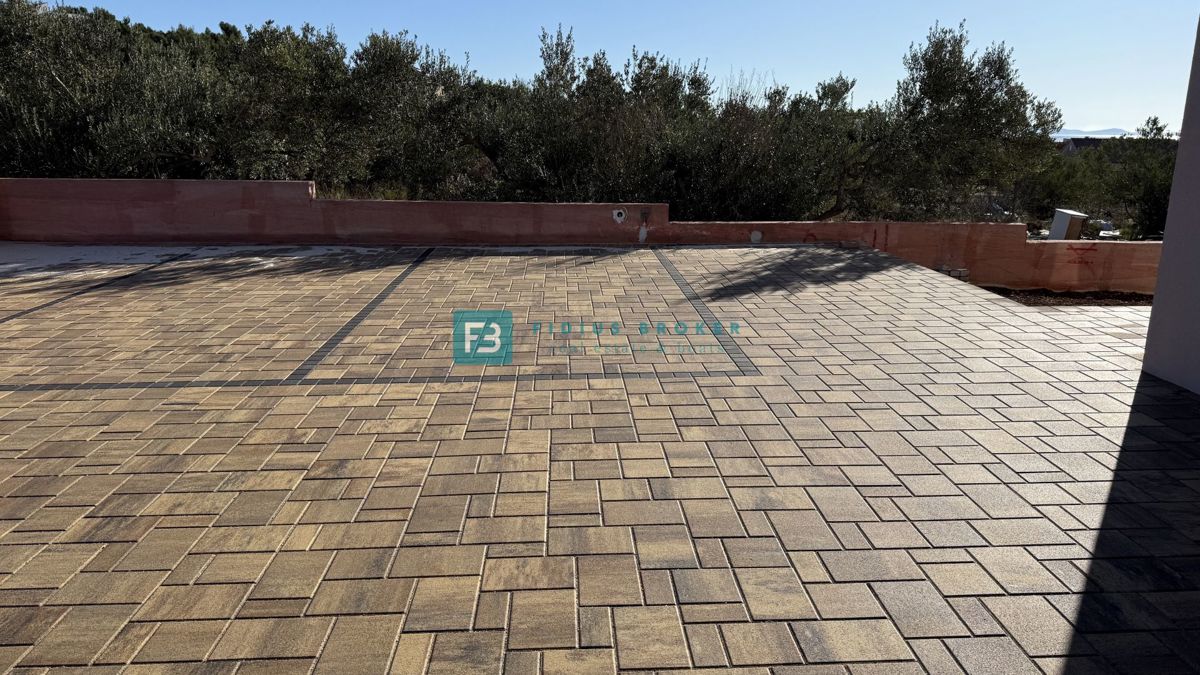 TRIBUNJ, novo, 1. nadstropje, pogled na morje, 500 m do plaže, shramba, 3 spalnice