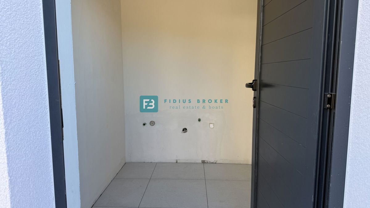 TRIBUNJ, novo, 1. nadstropje, pogled na morje, 500 m do plaže, shramba, 3 spalnice