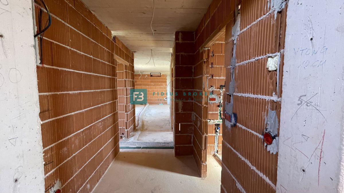 VODICE, novo, 2. nadstropje + strešna terasa, 450 m od plaže, pogled na morje, garaža, shramba