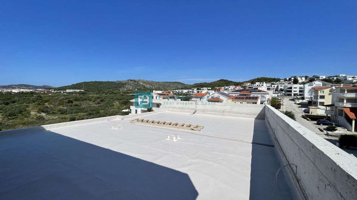 VODICE, novo, 2. nadstropje + strešna terasa, 450 m od plaže, pogled na morje, garaža, shramba