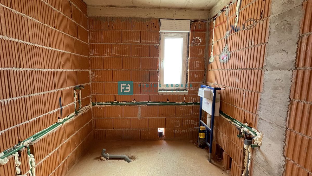 VODICE, novo, 2. nadstropje + strešna terasa, 450 m od plaže, pogled na morje, garaža, shramba