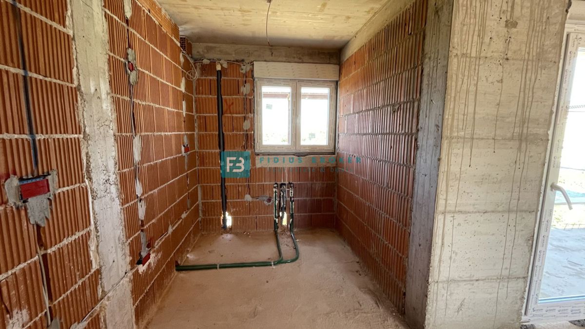 VODICE, novo, 2. nadstropje + strešna terasa, 450 m od plaže, pogled na morje, garaža, shramba