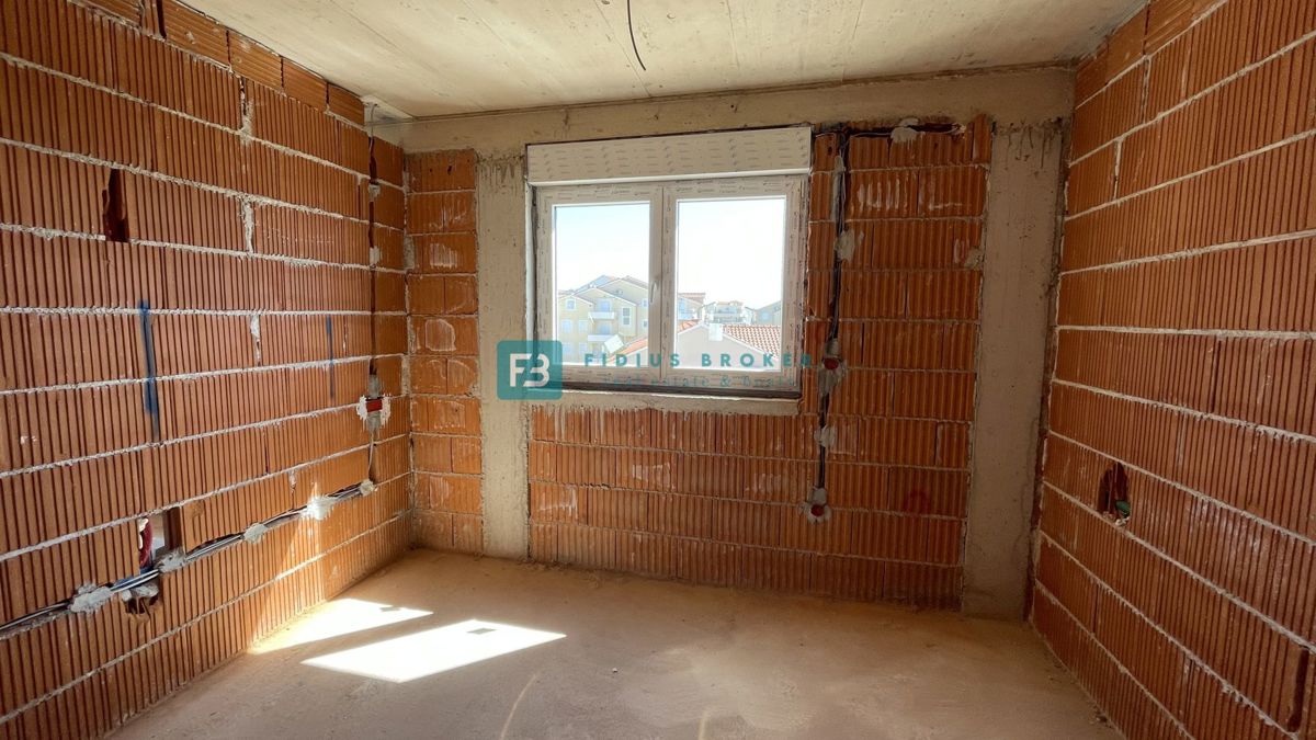 VODICE, novo, 2. nadstropje + strešna terasa, 450 m od plaže, pogled na morje, garaža, shramba