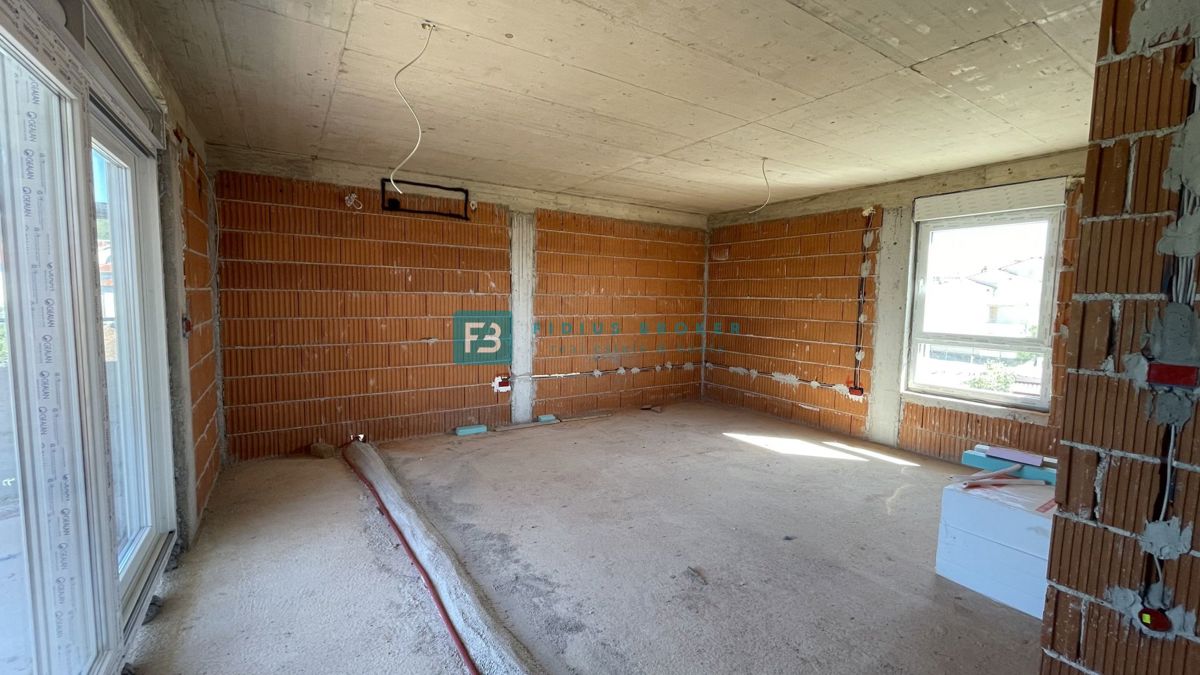 VODICE, novo, 2. nadstropje + strešna terasa, 450 m od plaže, pogled na morje, garaža, shramba