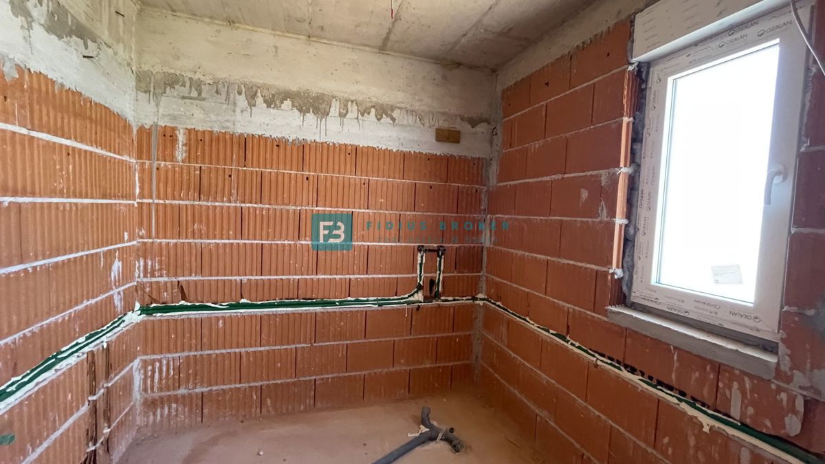 VODICE, novo, 2. nadstropje + strešna terasa, 450 m od plaže, pogled na morje, garaža, shramba