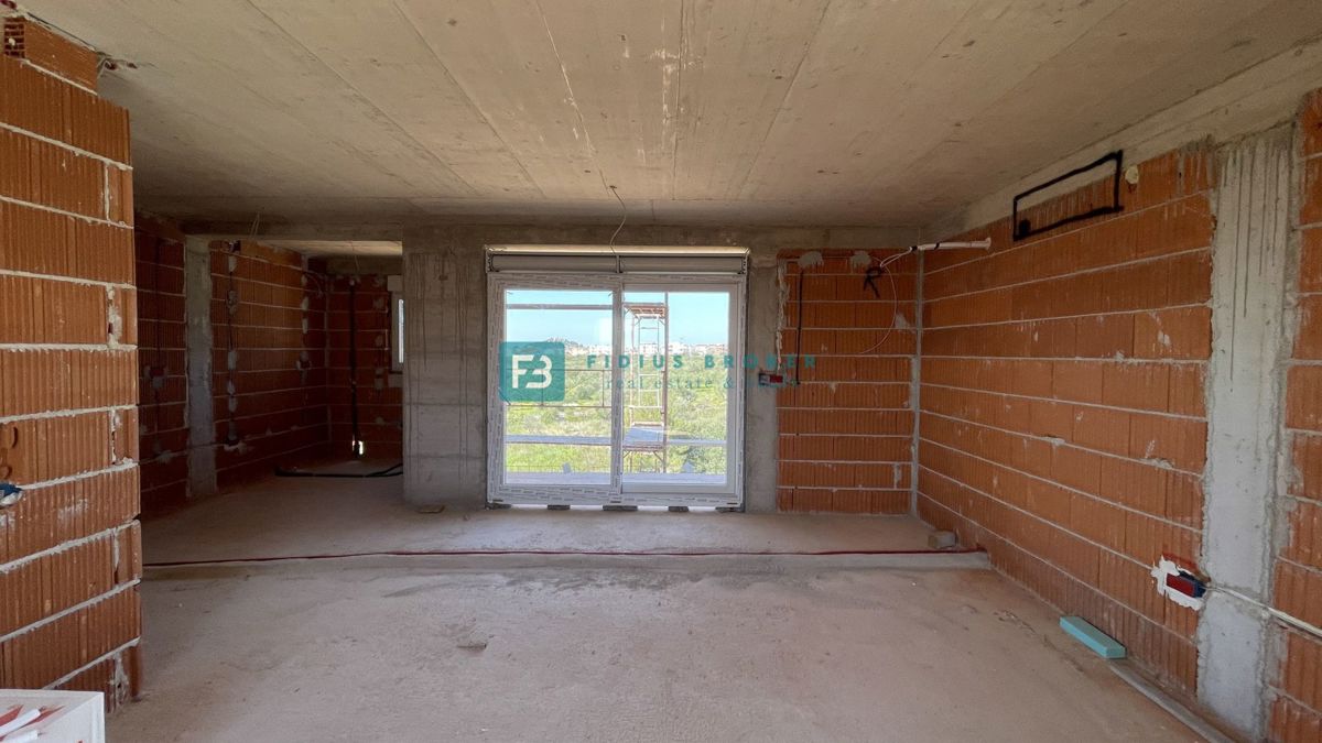 VODICE, novo, 2. nadstropje + strešna terasa, 450 m od plaže, pogled na morje, garaža, shramba