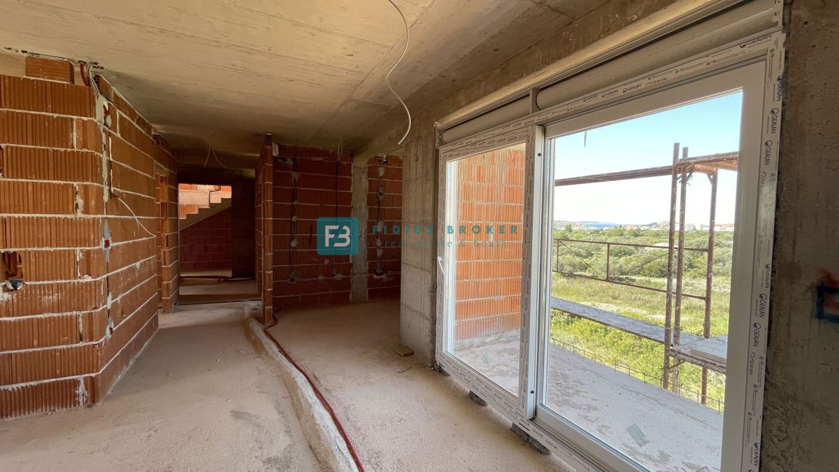 VODICE, novo, 2. nadstropje + strešna terasa, 450 m od plaže, pogled na morje, garaža, shramba