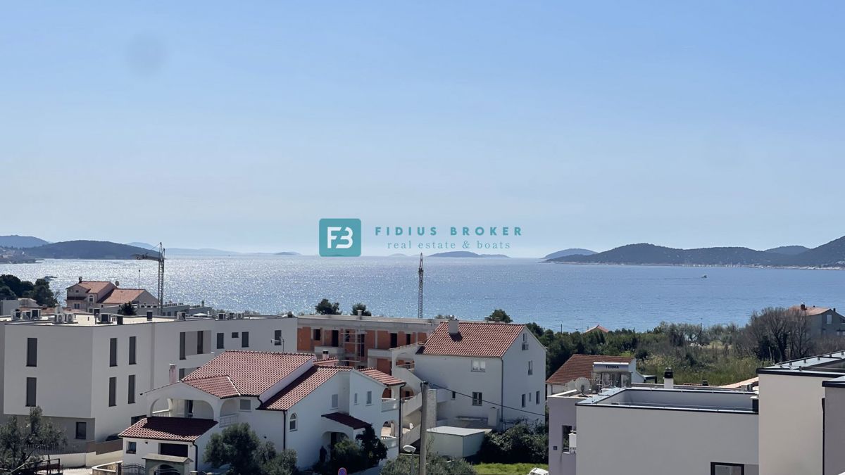 VODICE, novo, 2. nadstropje + strešna terasa, 450 m od plaže, pogled na morje, garaža, shramba