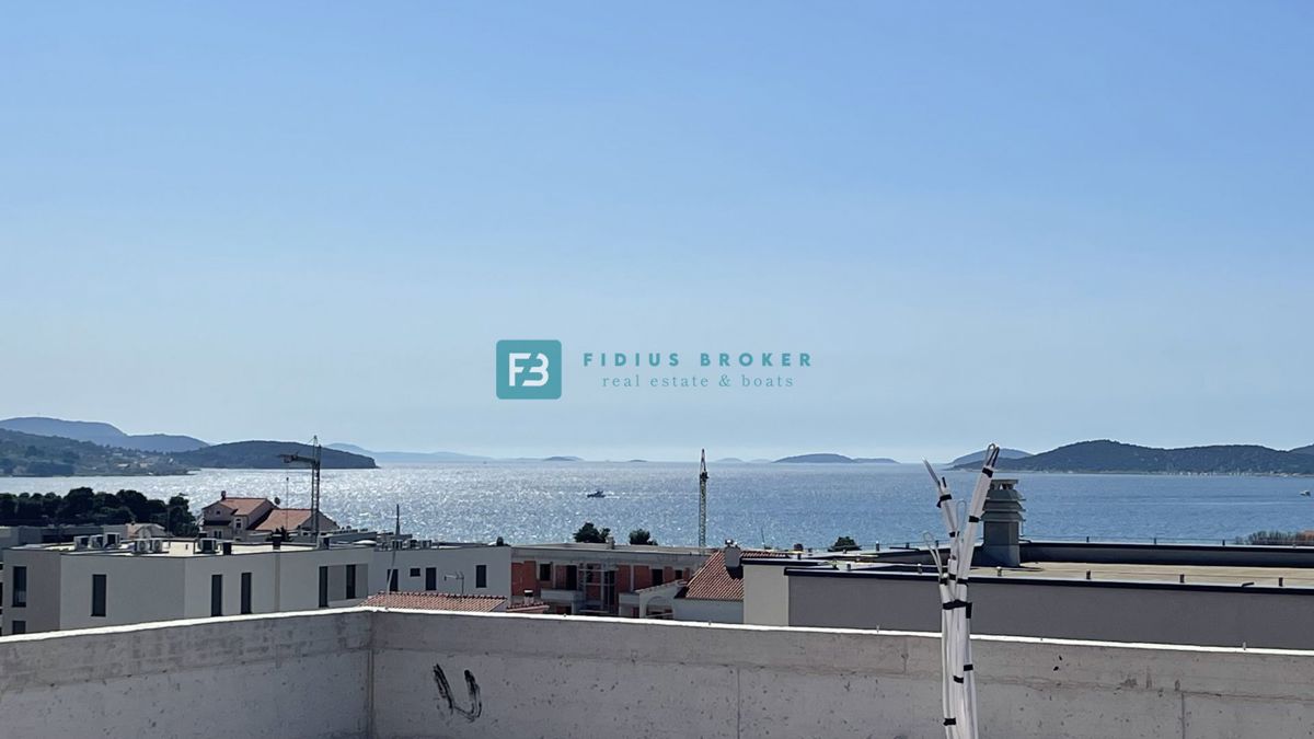 VODICE, novo, 2. nadstropje + strešna terasa, 450 m od plaže, pogled na morje, garaža, shramba