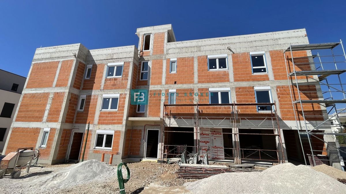 VODICE, novo, 2. nadstropje + strešna terasa, 450 m od plaže, pogled na morje, garaža, shramba