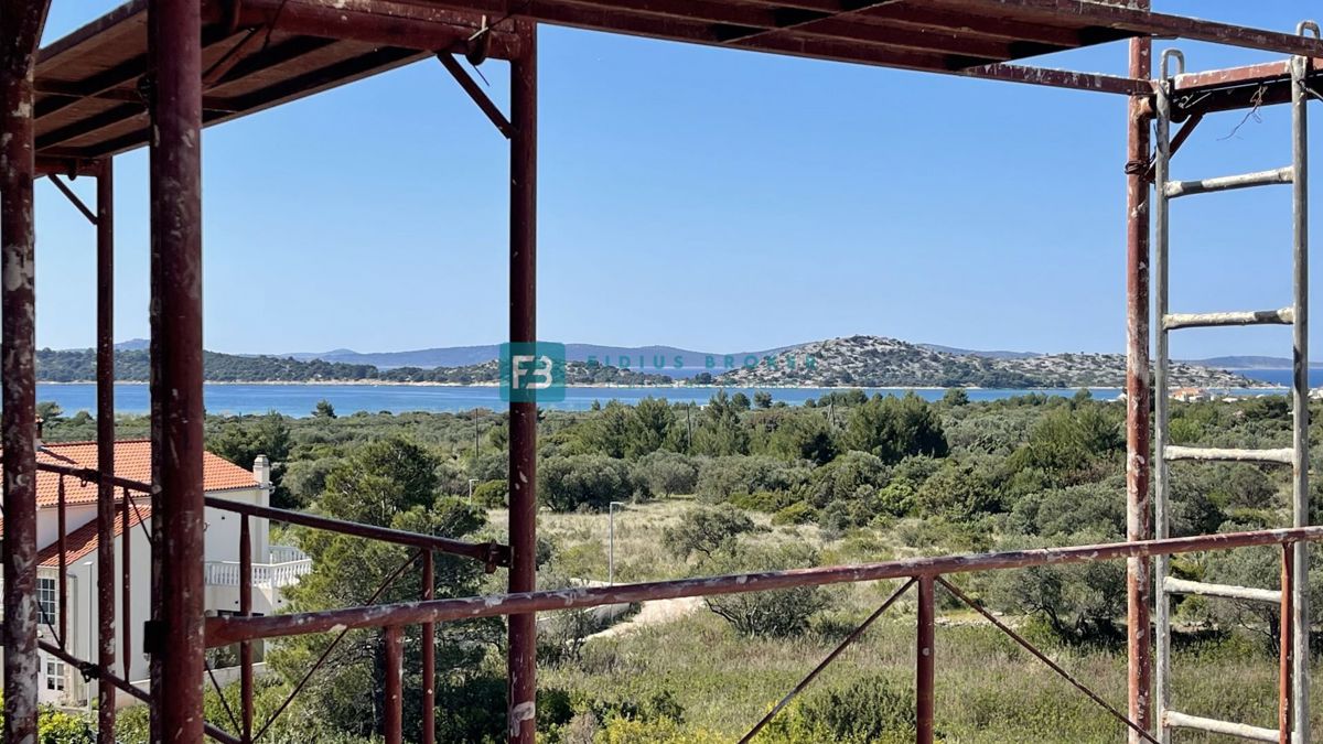 VODICE, novo, 2. nadstropje + strešna terasa, 450 m od plaže, pogled na morje, garaža, shramba