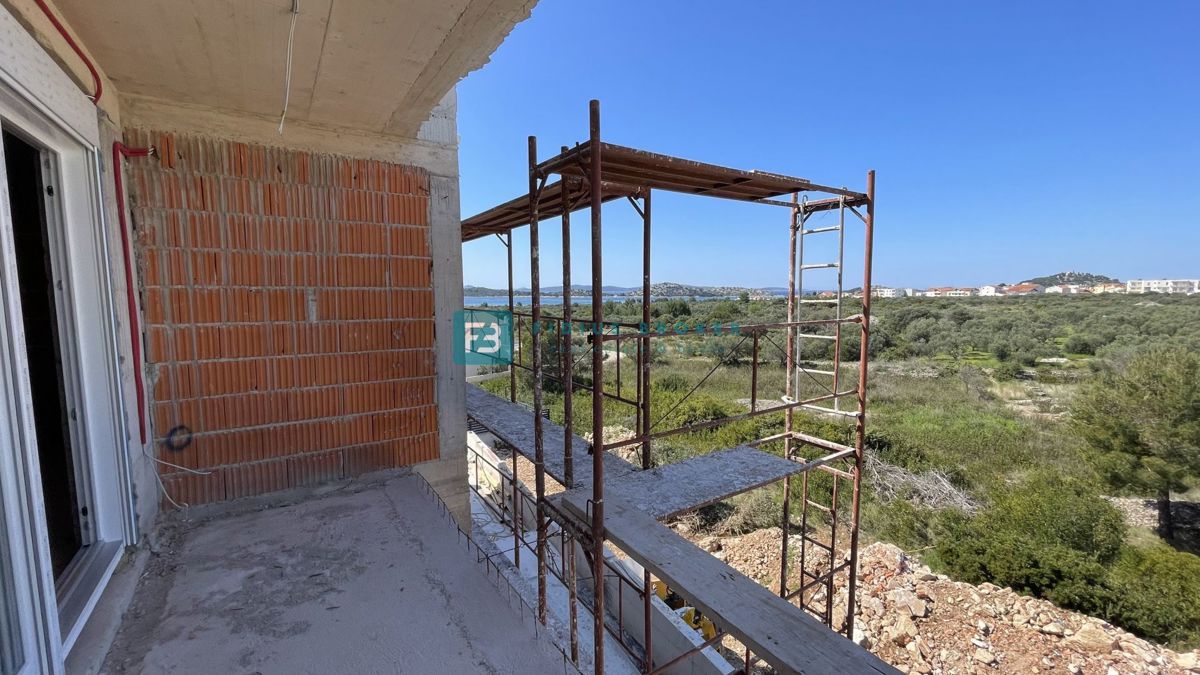 VODICE, novo, 2. nadstropje + strešna terasa, 450 m od plaže, pogled na morje, garaža, shramba