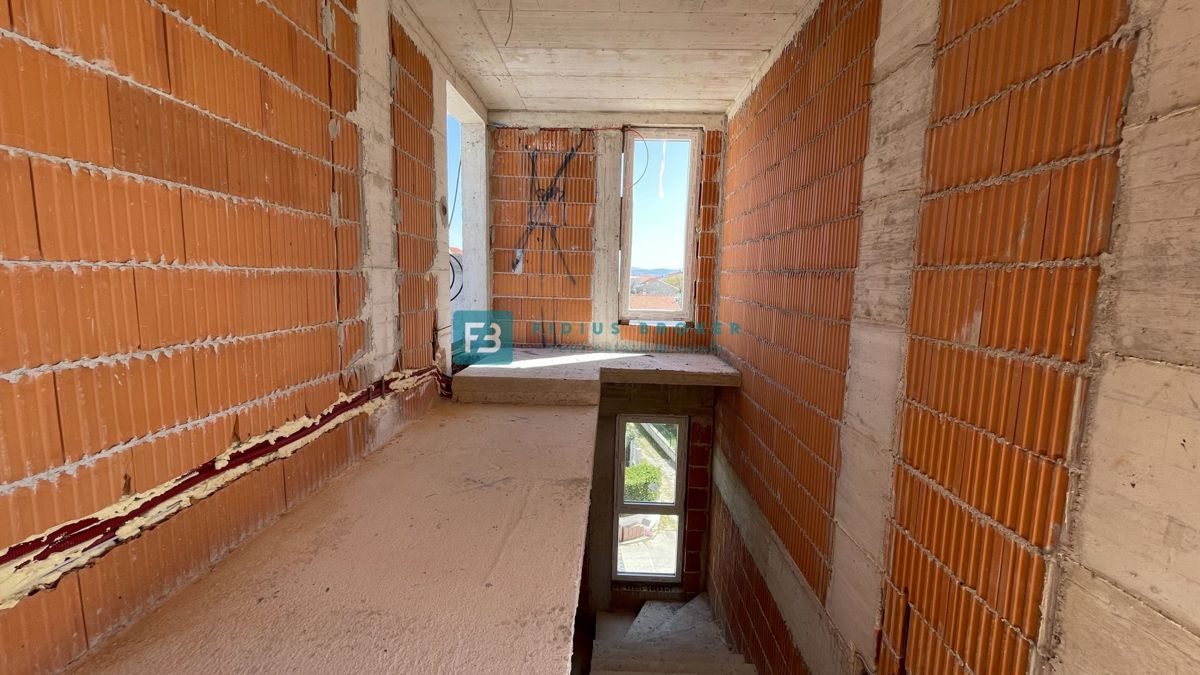 VODICE, novo, 2. nadstropje + strešna terasa, 450 m od plaže, pogled na morje, garaža, shramba