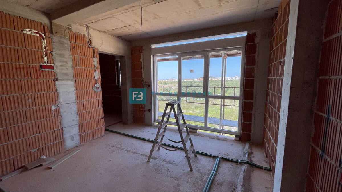 VODICE, novo, 2. nadstropje + strešna terasa, 450 m od plaže, pogled na morje, garaža, shramba