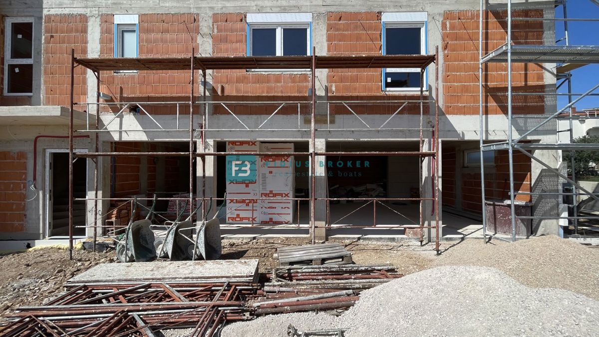 VODICE, novo, 2. nadstropje + strešna terasa, 450 m od plaže, pogled na morje, garaža, shramba