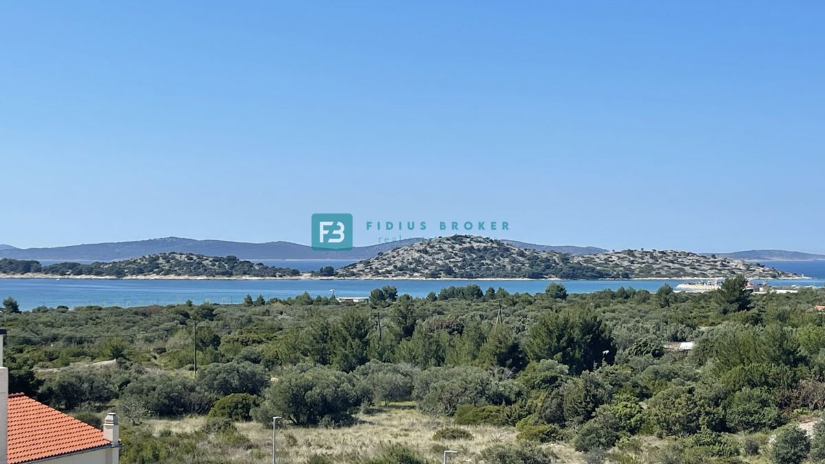 VODICE, novo, 2. nadstropje + strešna terasa, 450 m od plaže, pogled na morje, garaža, shramba