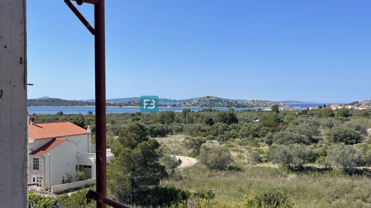 VODICE, novo, 2. nadstropje + strešna terasa, 450 m od plaže, pogled na morje, garaža, shramba