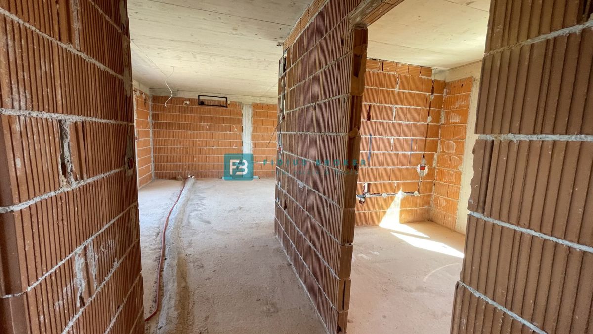 VODICE, novo, 2. nadstropje + strešna terasa, 450 m od plaže, pogled na morje, garaža, shramba