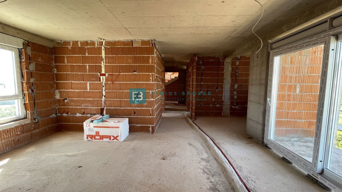 VODICE, novo, 2. nadstropje + strešna terasa, 450 m od plaže, pogled na morje, garaža, shramba