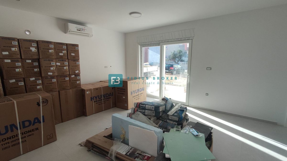 VODICE, novogradnja, pritličje, moderno stanovanje, 650 m do plaže