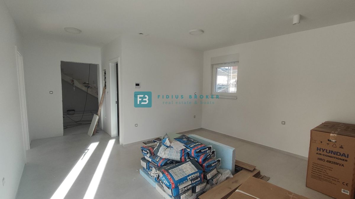 VODICE, novogradnja, pritličje, moderno stanovanje, 650 m do plaže