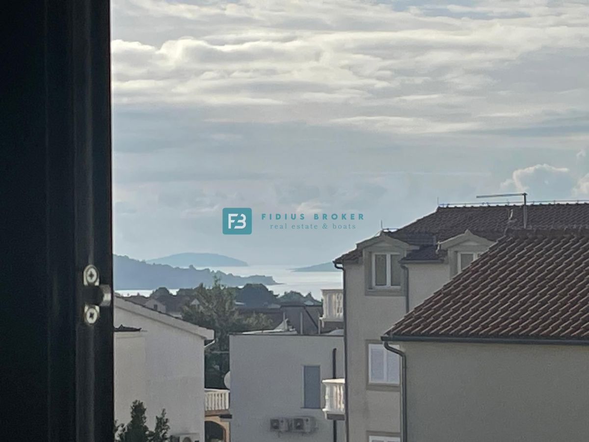 VODICE, novogradnja, 1. nadstropje, 3 spalnice, pogled na morje, shramba