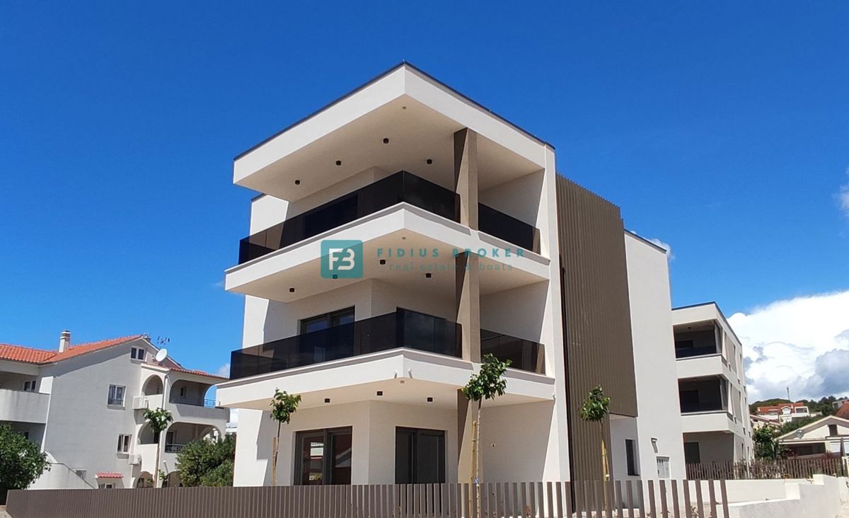 VODICE, novogradnja, 350 m od plaže, 2. nad., pogled na morje