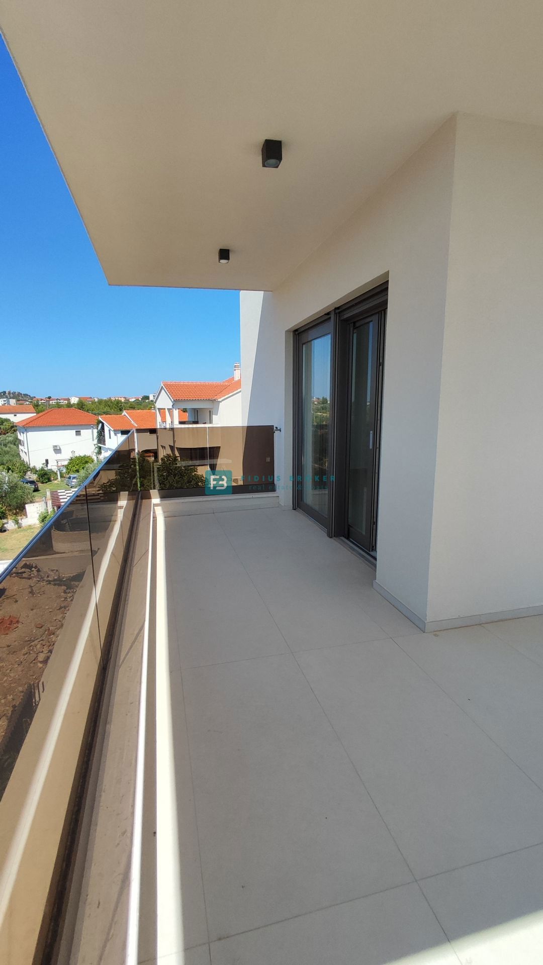 VODICE, novogradnja, 350 m od plaže, 2. nad., pogled na morje