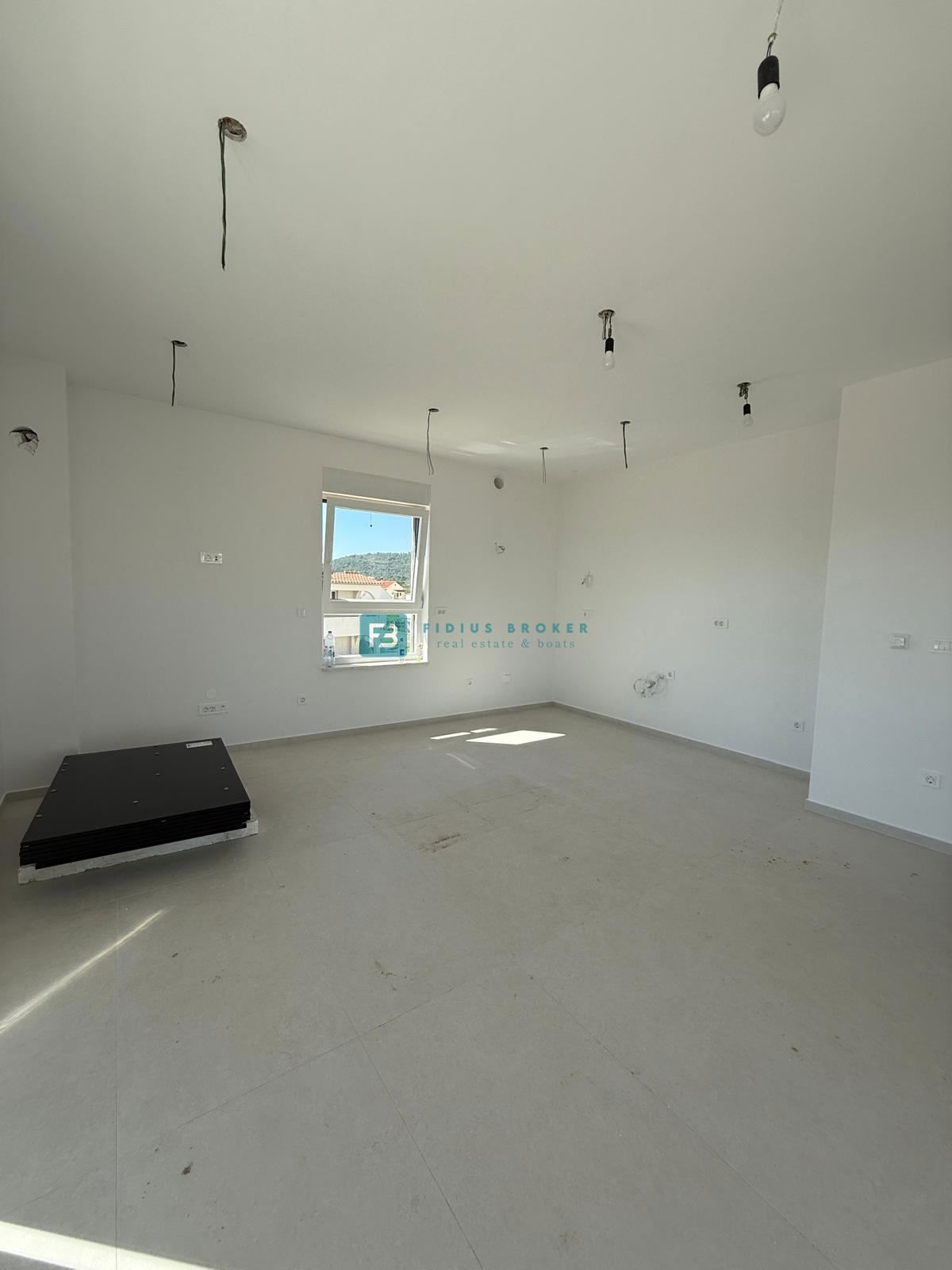 VODICE, novogradnja, 350 m od plaže, 2. nad., pogled na morje