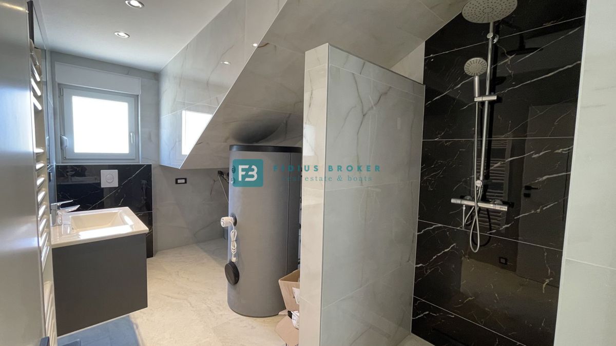 TRIBUNJ, nova, dvojček, panoramski pogled na morje, bazen