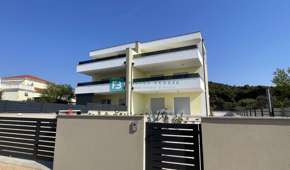 TRIBUNJ, nova, dvojček, panoramski pogled na morje, bazen