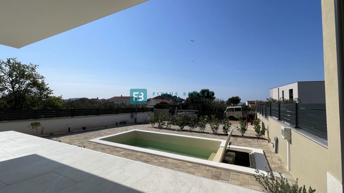 TRIBUNJ, nova, dvojček, panoramski pogled na morje, bazen