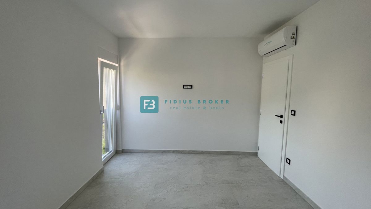 TRIBUNJ, nova, dvojček, panoramski pogled na morje, bazen