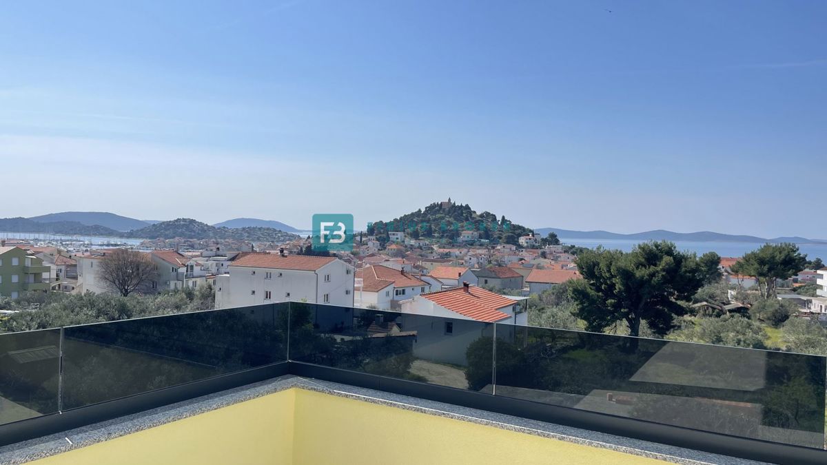 TRIBUNJ, nova, dvojček, panoramski pogled na morje, bazen