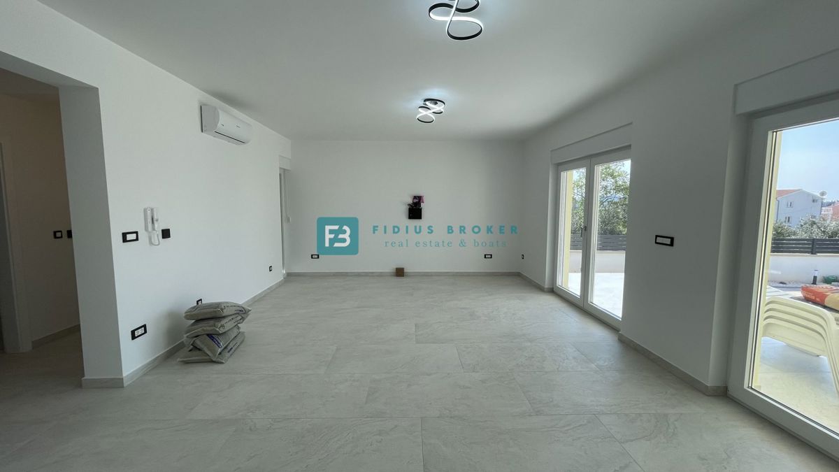 TRIBUNJ, nova, dvojček, panoramski pogled na morje, bazen