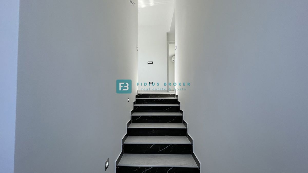 TRIBUNJ, nova, dvojček, panoramski pogled na morje, bazen