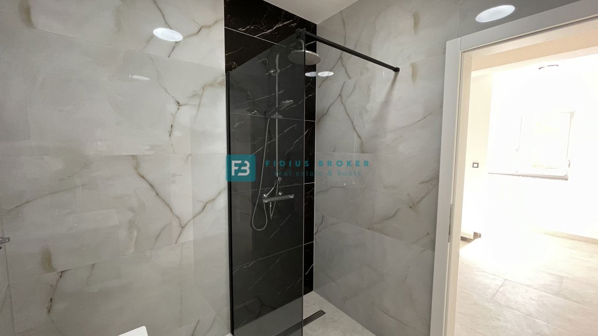 TRIBUNJ, nova, dvojček, panoramski pogled na morje, bazen