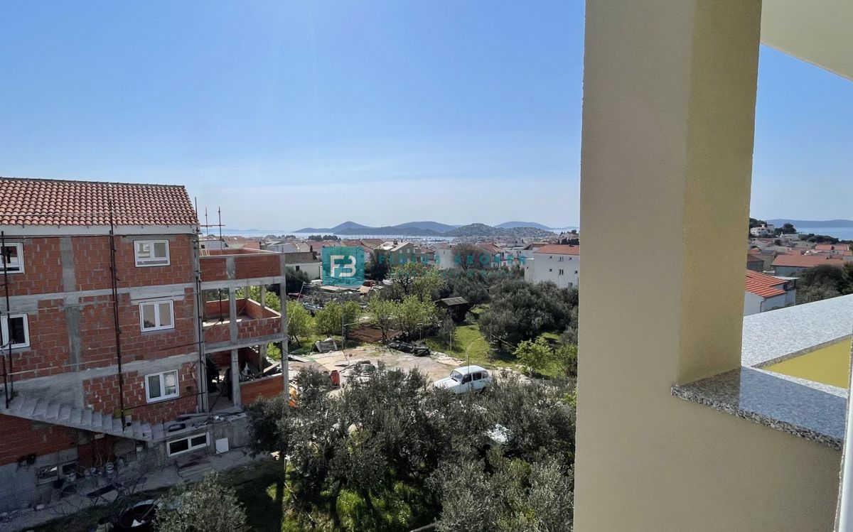 TRIBUNJ, nova, dvojček, panoramski pogled na morje, bazen